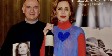 Ágatha Ruiz de la Prada marida la presentación de su libro en Sevilla con vinos de Verum Bodegas y Viñedos