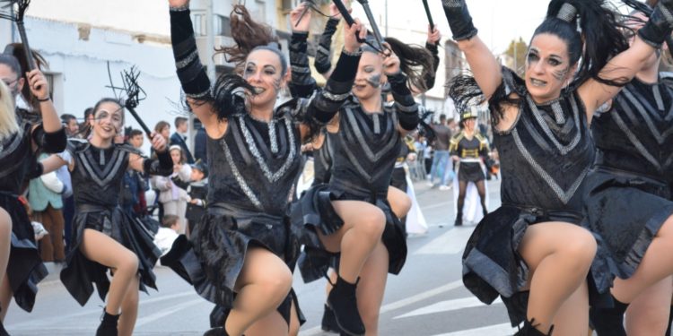 Tomelloso vibra con el Gran Desfile de Peñas Locales del Carnaval