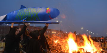 Finaliza el Carnaval de Tomelloso 2023 con un multitudinario entierro y quema de cinco sardinas
