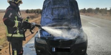 Los bomberos extinguen el incendio de un vehículo en la carretera CM-310 de Alcázar de San Juan