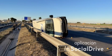 Graban el vuelco de una furgoneta, que choca contra la mediana de la autovía A-4 en Manzanares