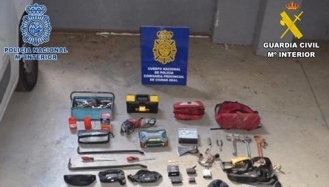 Detienen a dos personas que robaban en tiendas de Castilla-La Mancha por alunizajes y que sumaban 190 detenciones