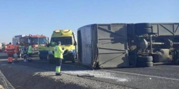Cinco heridos después de volcar un autobús en el que viajaban 25 menores en La Gineta