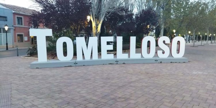 Tomelloso impulsa su imagen turística con unas nuevas letras corpóreas en el acceso del Parque Urbano Martínez