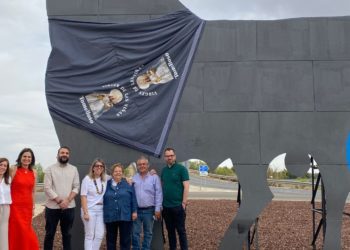 Colocan al «Toro de Osborne» y a Francisco Martínez Ramírez, «El Obrero», una blusa y un pañuelo de la Romería de Tomelloso
