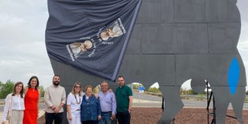 Colocan al «Toro de Osborne» y a Francisco Martínez Ramírez, «El Obrero», una blusa y un pañuelo de la Romería de Tomelloso