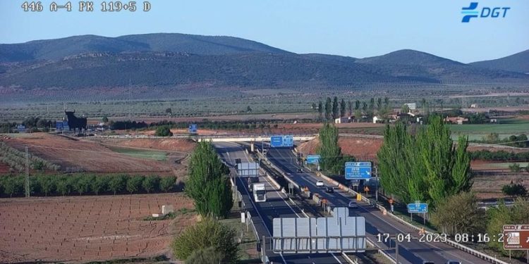Dos muertos y cinco heridos tras el choque de un camión y dos coches en la autovía A-4 a la altura de Camuñas