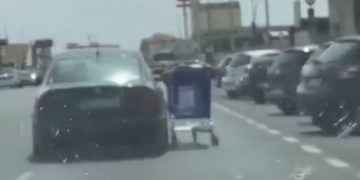 Graban cómo conducen llevando un carro de la compra por la ventanilla del vehículo en Villarrobledo