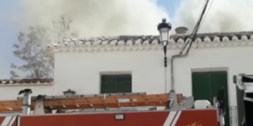 Los bomberos apagan un incendio registrado en la primera planta del pub El Patio de Tomelloso