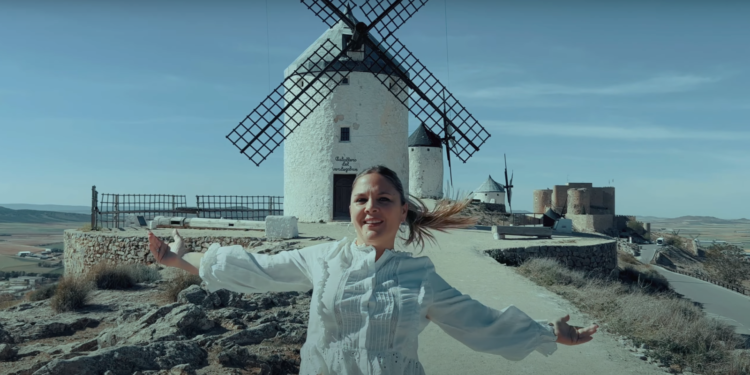 El videoclip de la nueva canción dedicada a Castilla-La Mancha de María Rubí que te va a emocionar