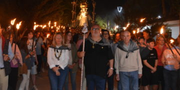 Tomelloso demuestra su devoción a la Virgen de las Viñas en el 30 aniversario de la «Procesión de las Antorchas»