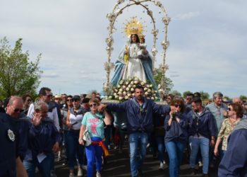 La Virgen de las Viñas regresa a Tomelloso acompañada por cientos de devotos después de una multitudinaria Romería.