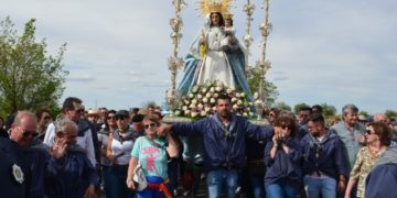La Virgen de las Viñas regresa a Tomelloso acompañada por cientos de devotos después de una multitudinaria Romería.