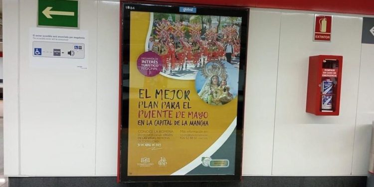 Instalan carteles promocionales de la Romería de Tomelloso 2023 en las estaciones de tren de Madrid y de Barcelona