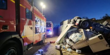 Dos hombres de 44 y 40 años resultan heridos tras volcar con su camión en la autovía A-43 en Argamasilla de Alba