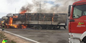 Se incendia un camión que transportaba balas de cartón en la autovía A-4 a la altura de Manzanares