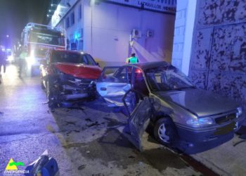 Un herido tras la colisión de dos vehículos con la pared de una vivienda entre las calles Pizarro y Hernán Cortés de Tomelloso