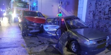 Un herido tras la colisión de dos vehículos con la pared de una vivienda entre las calles Pizarro y Hernán Cortés de Tomelloso
