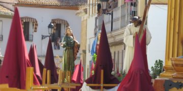 La procesión del «Camino del Calvario» tiñe de júbilo las calles de Tomelloso en una espléndida mañana de Viernes Santo