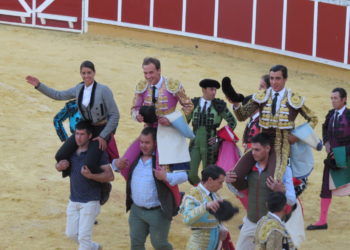 Lea Vicens, Ángel Téllez y Sergio Felipe salen por la puerta grande de la Plaza de Toros de Tomelloso en la corrida de Romería