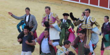 Lea Vicens, Ángel Téllez y Sergio Felipe salen por la puerta grande de la Plaza de Toros de Tomelloso en la corrida de Romería
