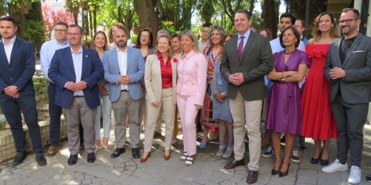 Nadia Calviño acompaña a Inmaculada Jiménez en la presentación de su candidatura para revalidar la alcaldía
