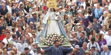 La Virgen de las Viñas regresa a Tomelloso acompañada por cientos de devotos después de una multitudinaria Romería.
