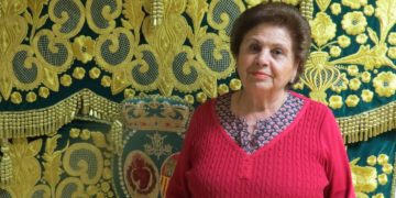 Santiaga Lara: Más de veinte años bordando para la Virgen de la Esperanza del Viernes Santo en Tomelloso