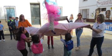 La recuperada tradición del «manteo del pelele» divierte al Barrio de Maternidad en el Domingo de Resurrección