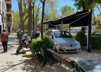 Un conductor se empotra contra el vallado, arranca una señal y se sube con su coche al acerado de la Avenida Antonio Huertas