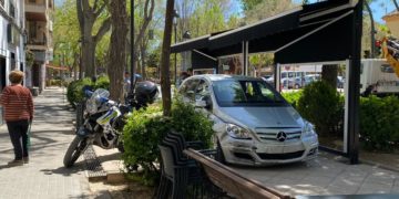 Un conductor se empotra contra el vallado, arranca una señal y se sube con su coche al acerado de la Avenida Antonio Huertas