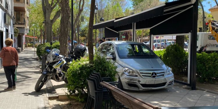 Un conductor se empotra contra el vallado, arranca una señal y se sube con su coche al acerado de la Avenida Antonio Huertas