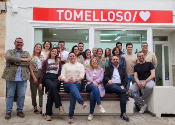 Inmaculada Jiménez y los miembros de su candidatura para revalidar la alcaldía de Tomelloso presentan su sede electoral