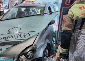 Graban como un conductor pierde el control de su vehículo, empotrándolo contra una panadería en Toledo