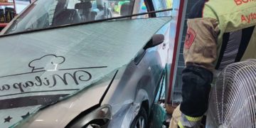 Graban como un conductor pierde el control de su vehículo, empotrándolo contra una panadería en Toledo