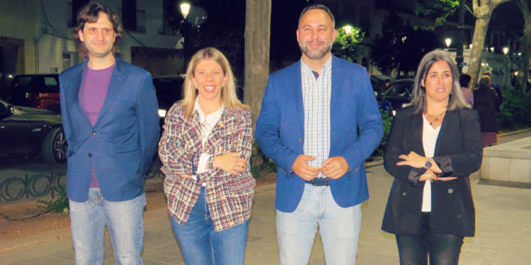 La pegada de carteles da el pistoletazo de salida a la campaña electoral de PSOE, PP, VOX y Unidas en Tomelloso
