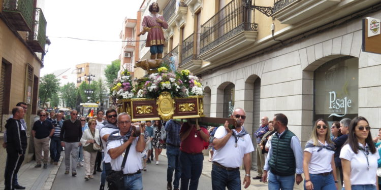 Un gran número de tractores acompañan a San Isidro en su procesión por las calles de Tomelloso