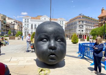 Llegan a la Plaza de España las dos esculturas de Antonio López adquiridas por el Ayuntamiento de Tomelloso