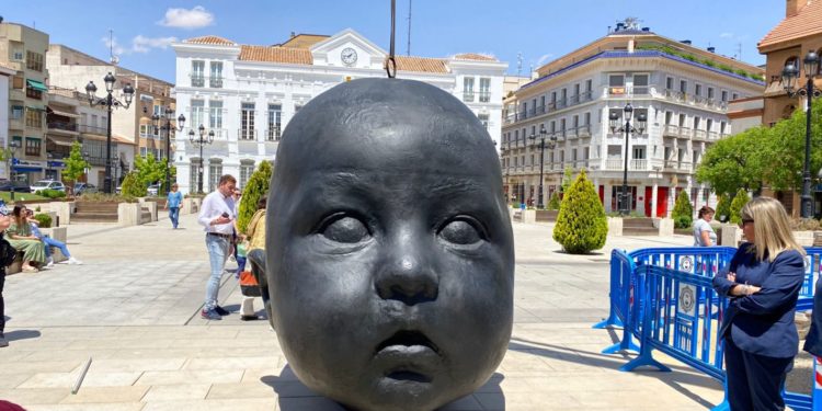 Llegan a la Plaza de España las dos esculturas de Antonio López adquiridas por el Ayuntamiento de Tomelloso