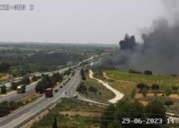 Graban el incendio de un camión cisterna cargado de gasoil después de volcar en la autovía A-3 por Cuenca