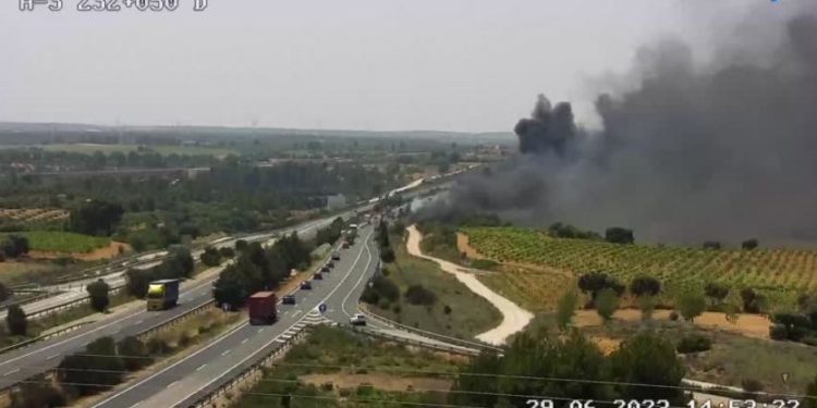 Graban el incendio de un camión cisterna cargado de gasoil después de volcar en la autovía A-3 por Cuenca