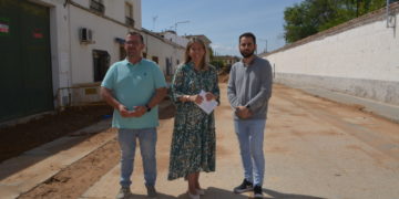 Inmaculada Jiménez visita las obras de la calle Estación y recuerda que «llegarán a todas las zonas de Tomelloso por igual»