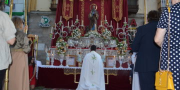 Cientos de devotos se dan cita en las calles de Tomelloso para disfrutar de la procesión del Corpus Christi