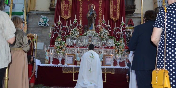 Cientos de devotos se dan cita en las calles de Tomelloso para disfrutar de la procesión del Corpus Christi