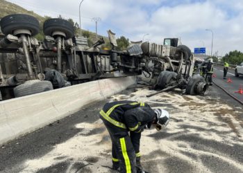 Herido un hombre tras volcar y arder su camión cargado de grava en la autovía A-4 a la altura de Seseña
