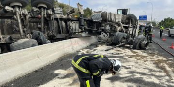 Herido un hombre tras volcar y arder su camión cargado de grava en la autovía A-4 a la altura de Seseña