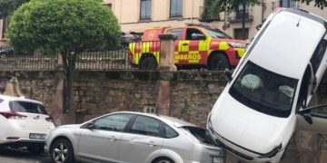 Graban a un conductor cuando le fallan los frenos, cayendo por un barranco encima de otro vehículo en Guadalajara