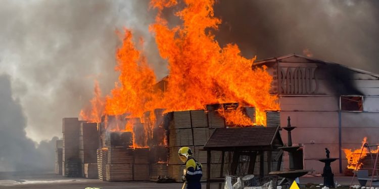 Graban el incendio en una fábrica de forja que ha obligado a cortar la carretera CM-4174 de Ciudad Real