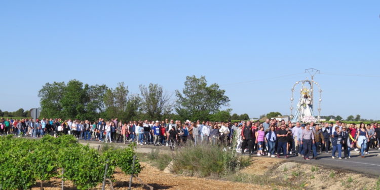 Tomelloso se vuelca con la Virgen de las Viñas en su tradicional traslado al Santuario de Pinilla