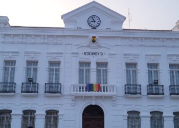 Colocan la bandera LGTBIQ+ en el balcón del Ayuntamiento de Tomelloso por el Día Internacional del Orgullo